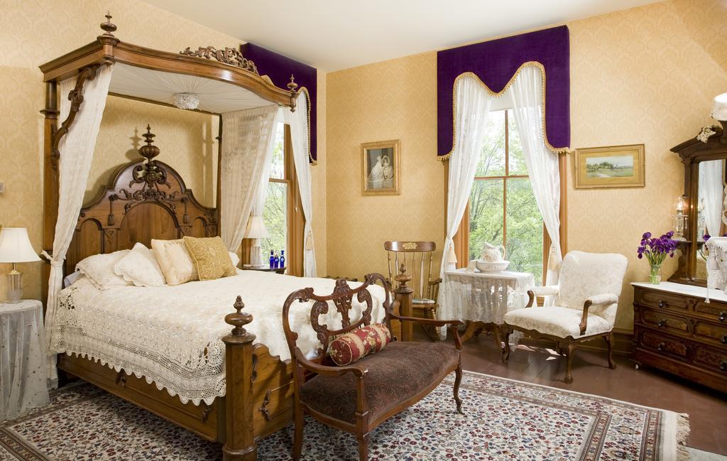 Garth Woodside Mansion Bed And Breakfast Hannibal Room photo