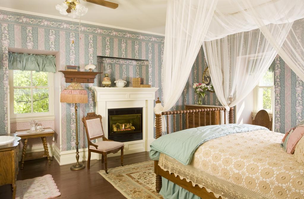 Garth Woodside Mansion Bed And Breakfast Hannibal Room photo