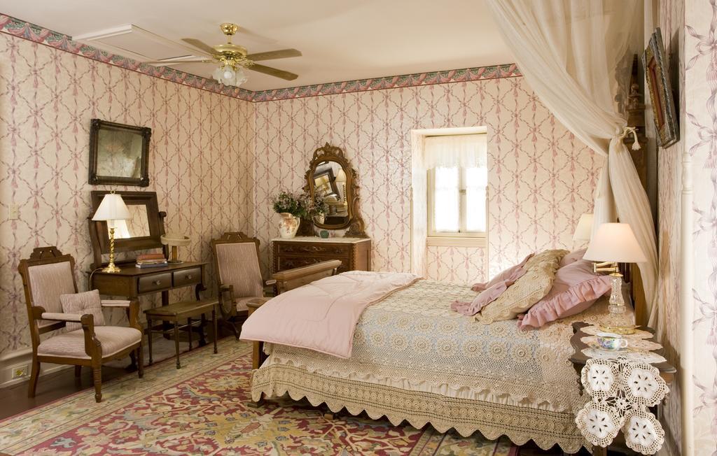 Garth Woodside Mansion Bed And Breakfast Hannibal Room photo